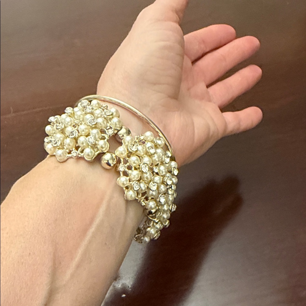 Elegant Faux Pearl and Silver Bracelet Set - Picture 4 of 5